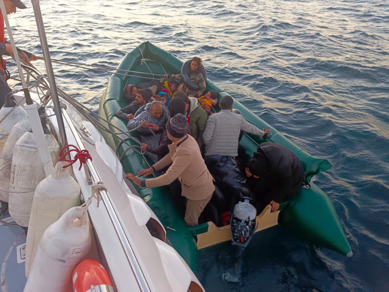 İzmir açıklarında 40 düzensiz göçmen yakalandı, 29’u kurtarıldı