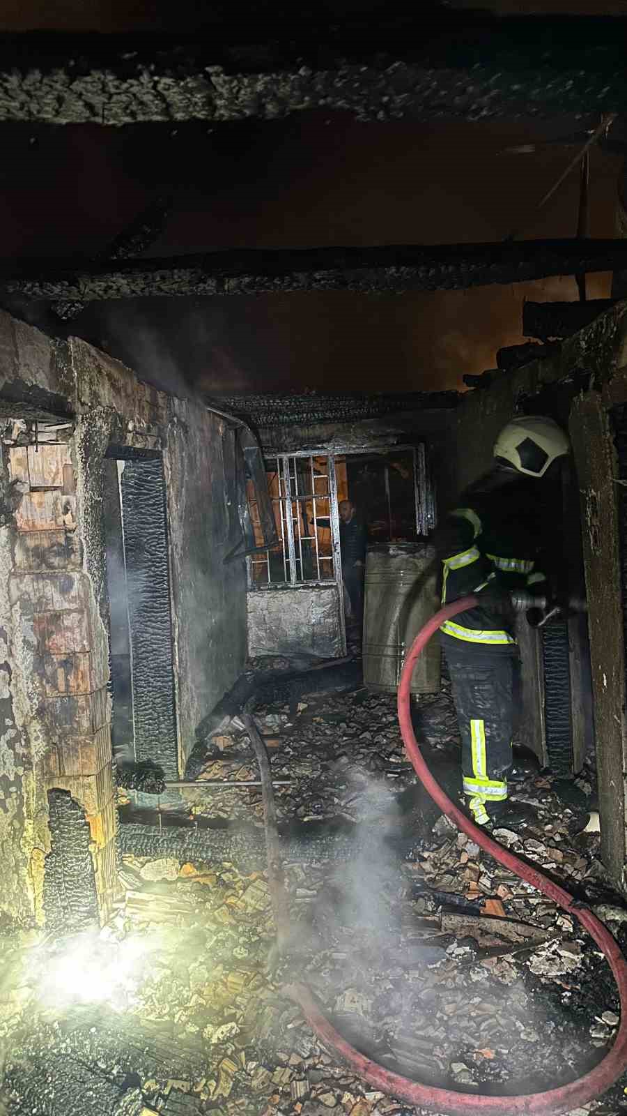 Burdur&rsquo;da sabaha karşı &ccedil;ıkan yangında ev alevlere teslim oldu
