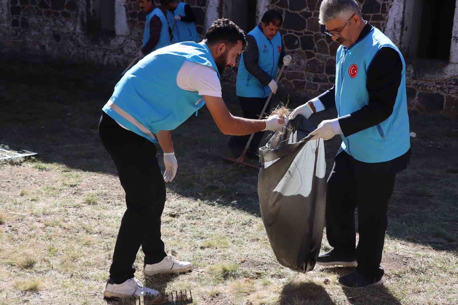 Müftülük personelinden ecdada vefa
