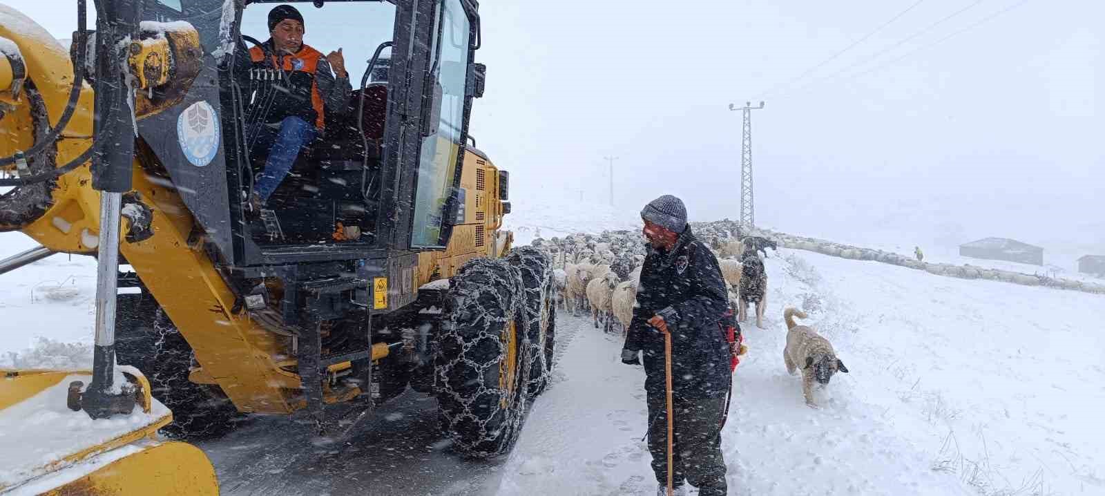 Yaylada sürüsü ile kara yakalanan çobanın imdadına Büyükşehir ekipleri yetişti