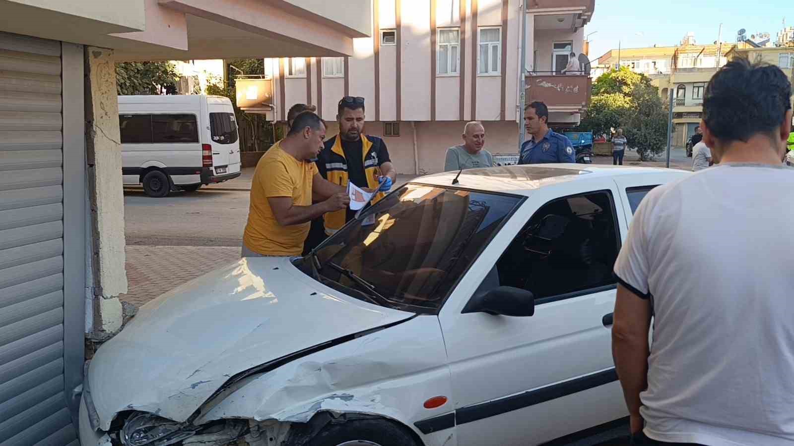 Kaza yapan sürücüyü eşi hastaneye göndermedi, vatandaşların ısrarı ile gitti
