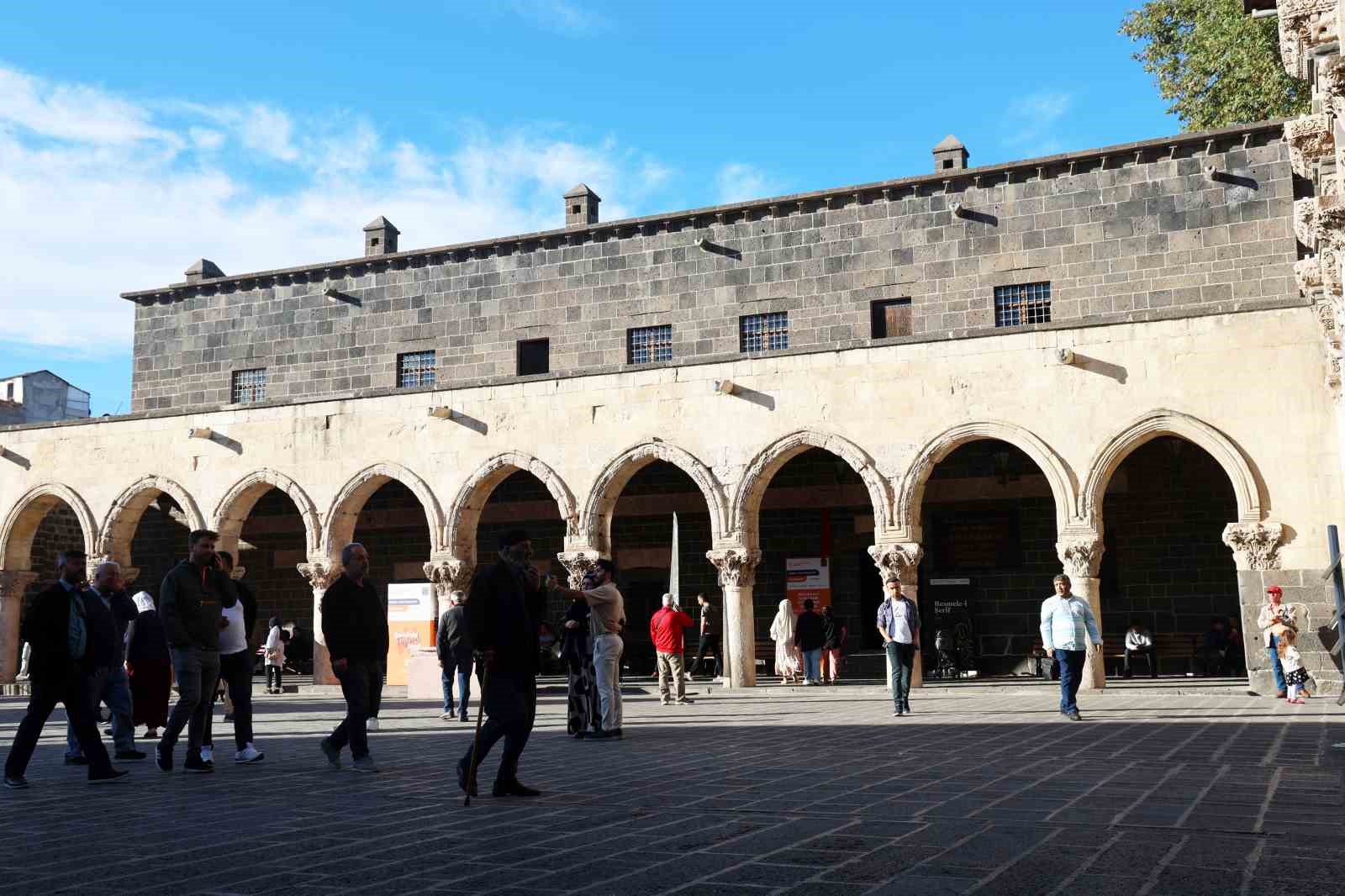 Kaliforniya’dan gelen 81 yaşındaki kadın Diyarbakır Ulu Cami’ye hayran kaldı