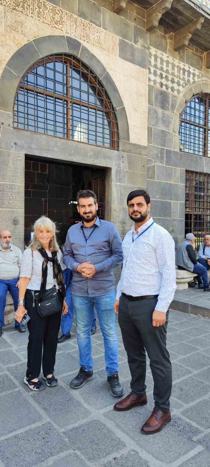 Kaliforniya’dan gelen 81 yaşındaki kadın Diyarbakır Ulu Cami’ye hayran kaldı
