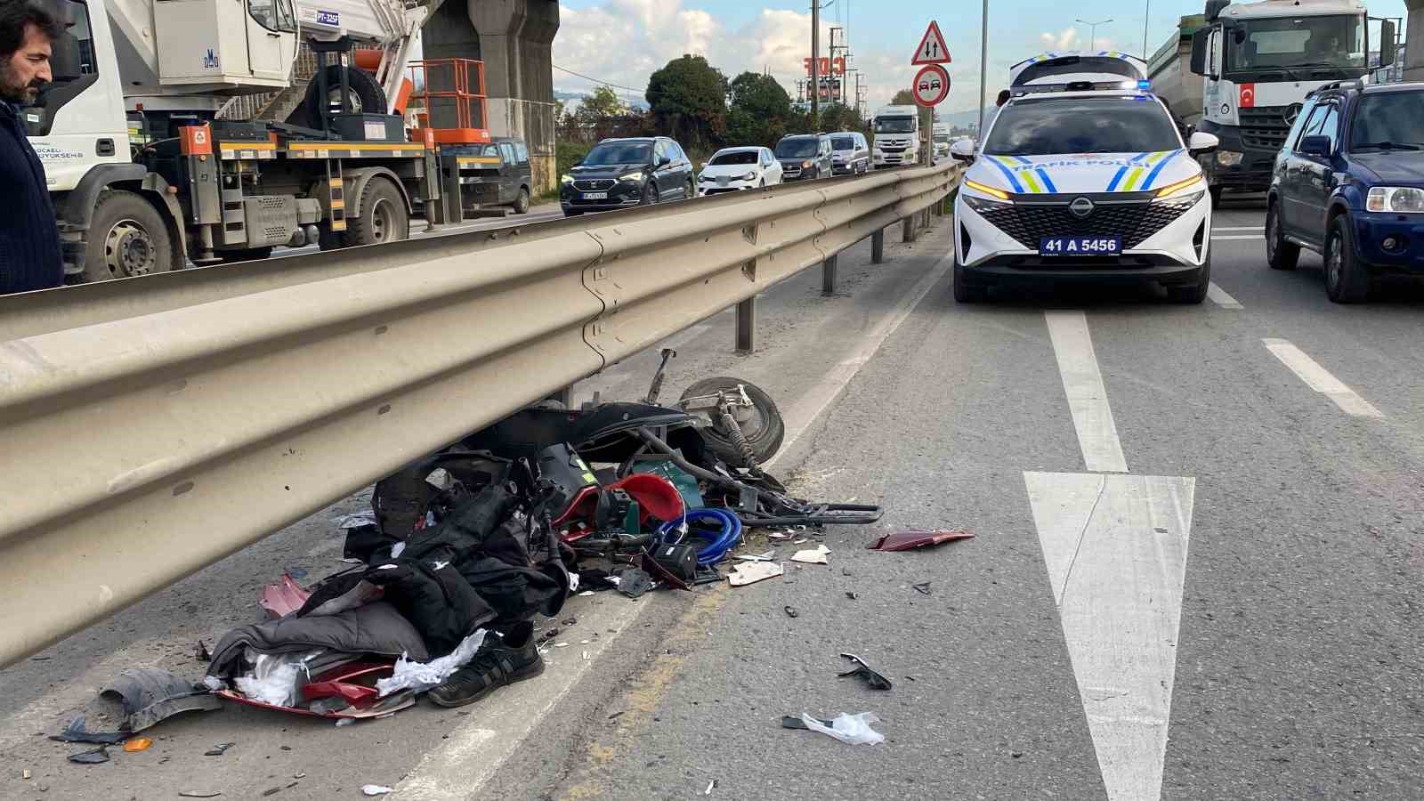 Tankerin sıkıştırdığı elektrikli bisiklet bariyere çarptı: Sürücü ağır yaralı
