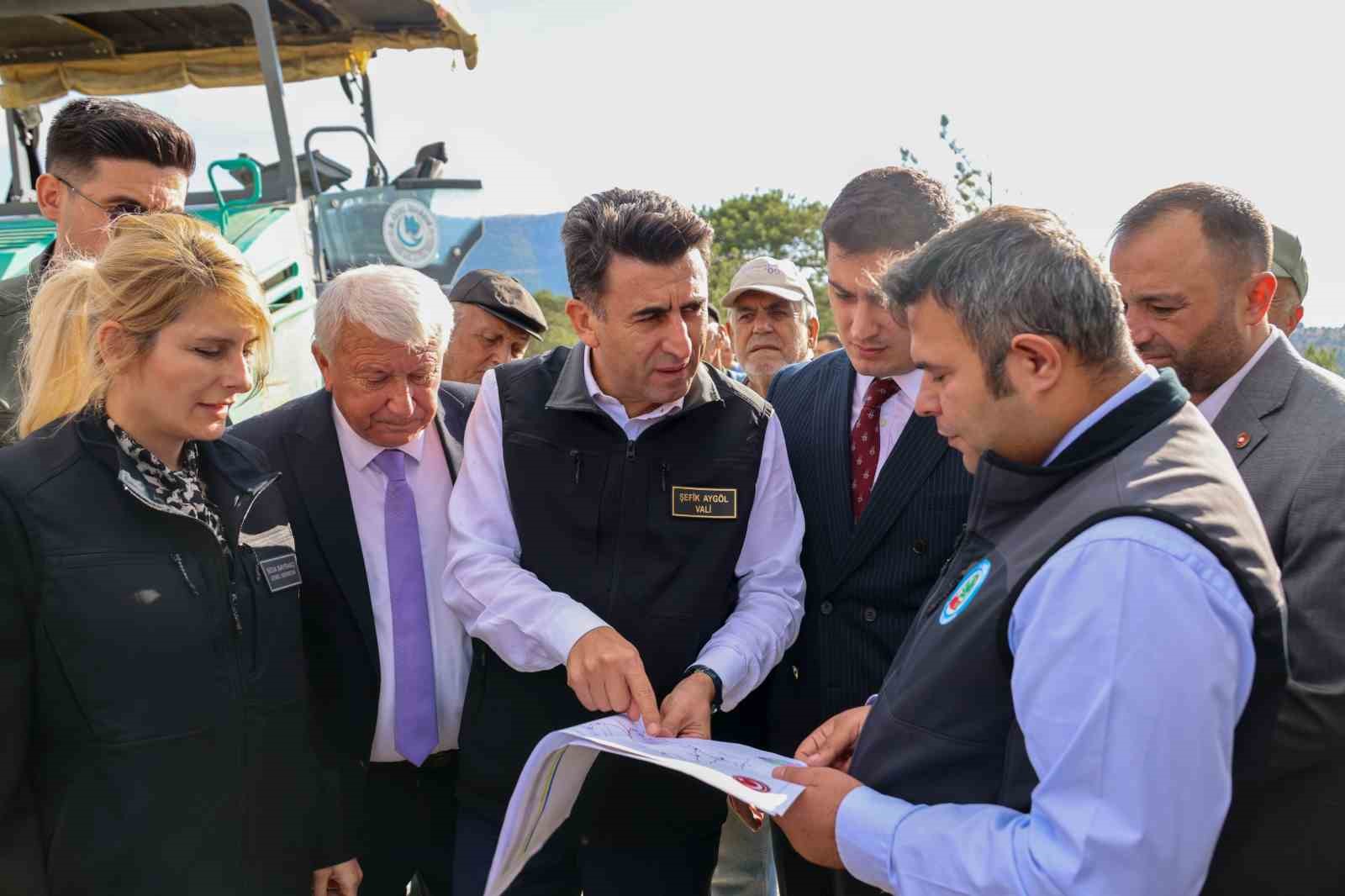 Vali Ayg&ouml;l, Kavacık k&ouml;y&uuml;nde vatandaşları dinledi

