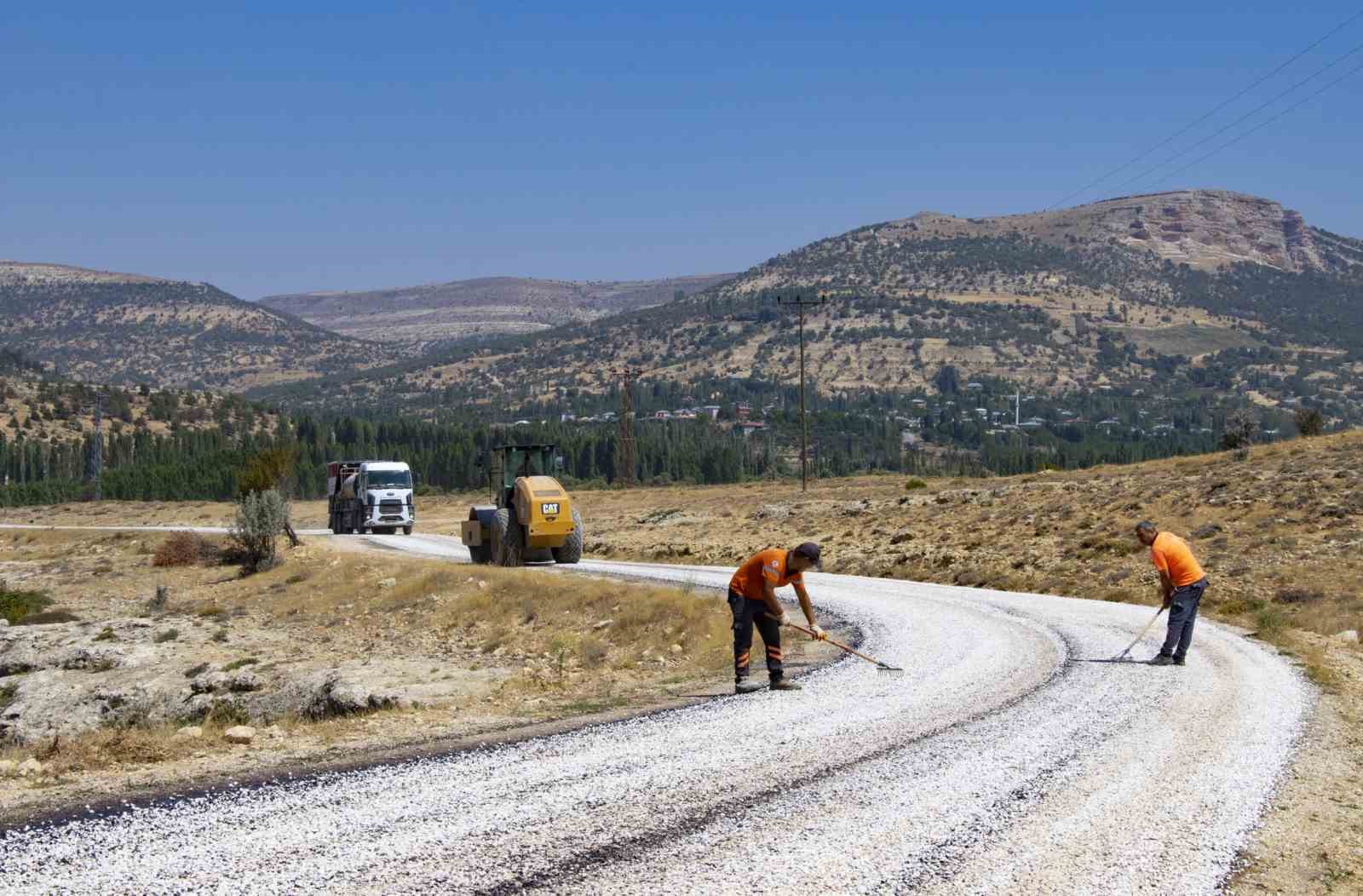 Mut’ta yol bakım çalışmaları sürüyor
