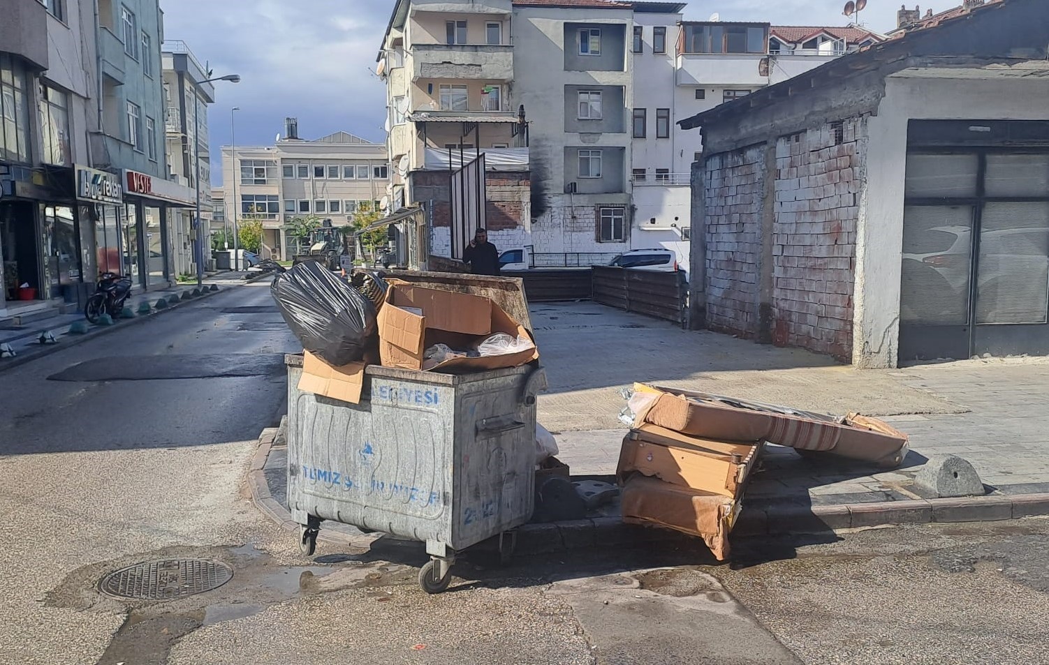 Çevreyi kirleten şahıs kameralardan tespit edildi
