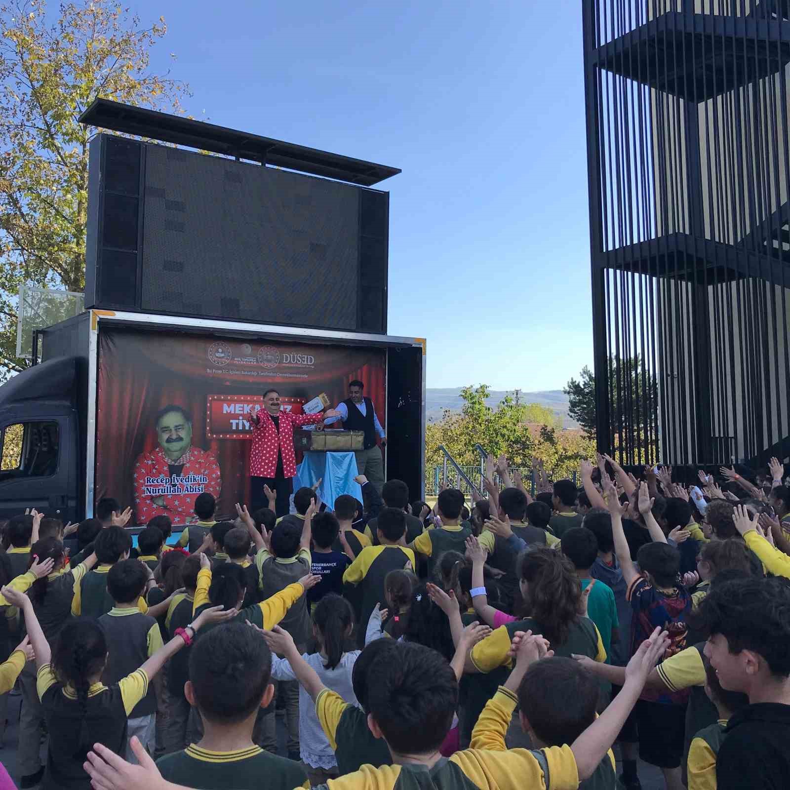 Mekansız tiyatro 10 köyü gezdi