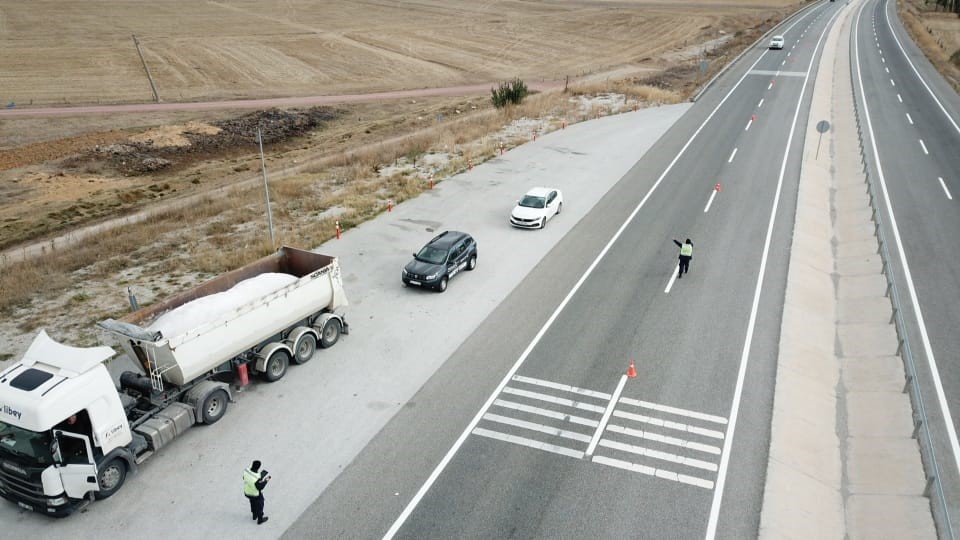 Kütahya Jandarma Trafik Timleri, yük ve yolcu taşıyan araçları denetlendi
