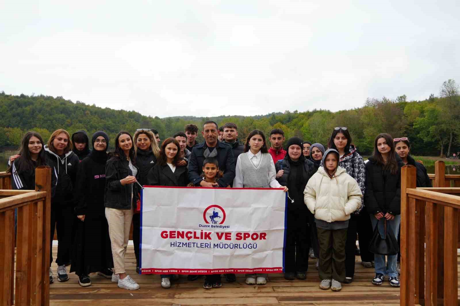 Düzce Belediyesi’nden gençlere tarih ve doğa turu