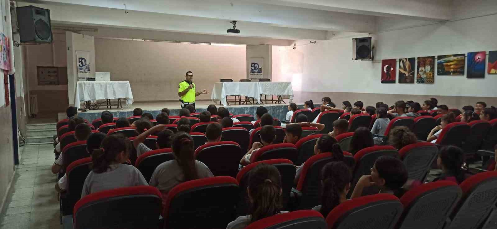 Salihli’de polis, öğrencilere trafik eğitimi verdi
