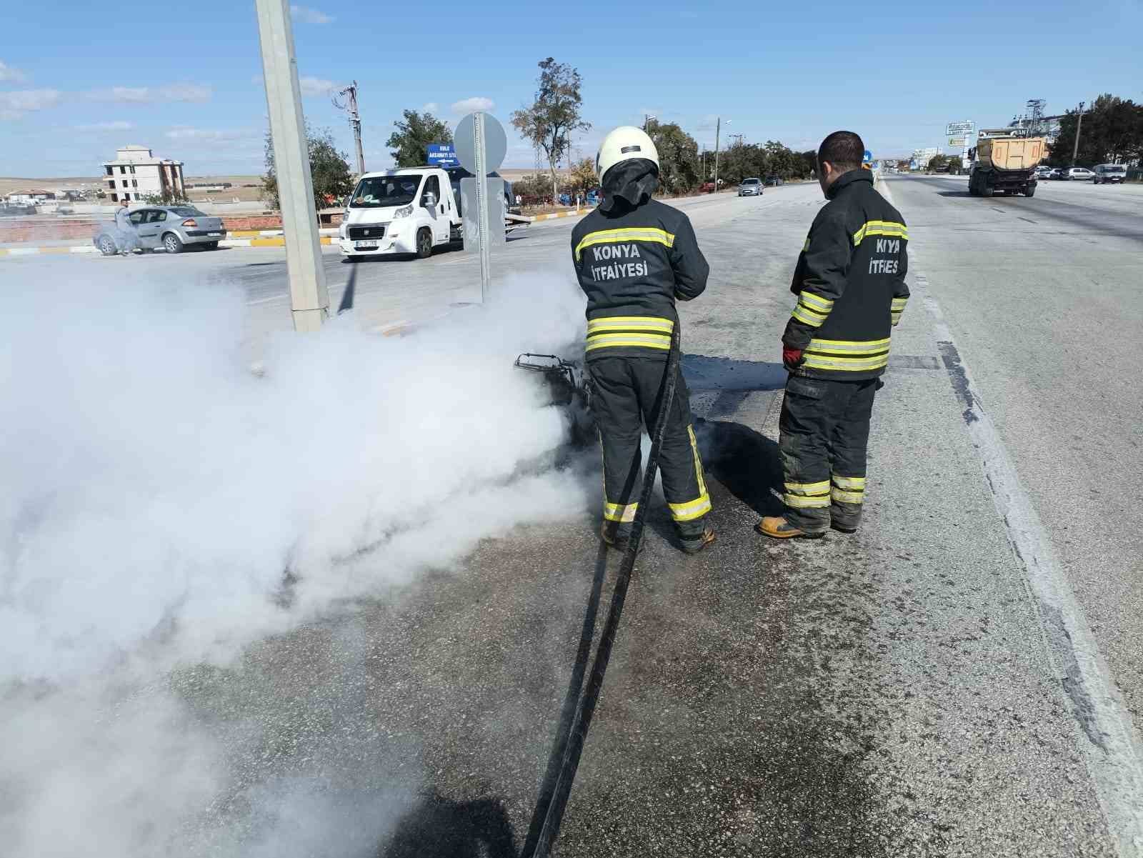 Konya’da yanan motosiklet hurdaya döndü