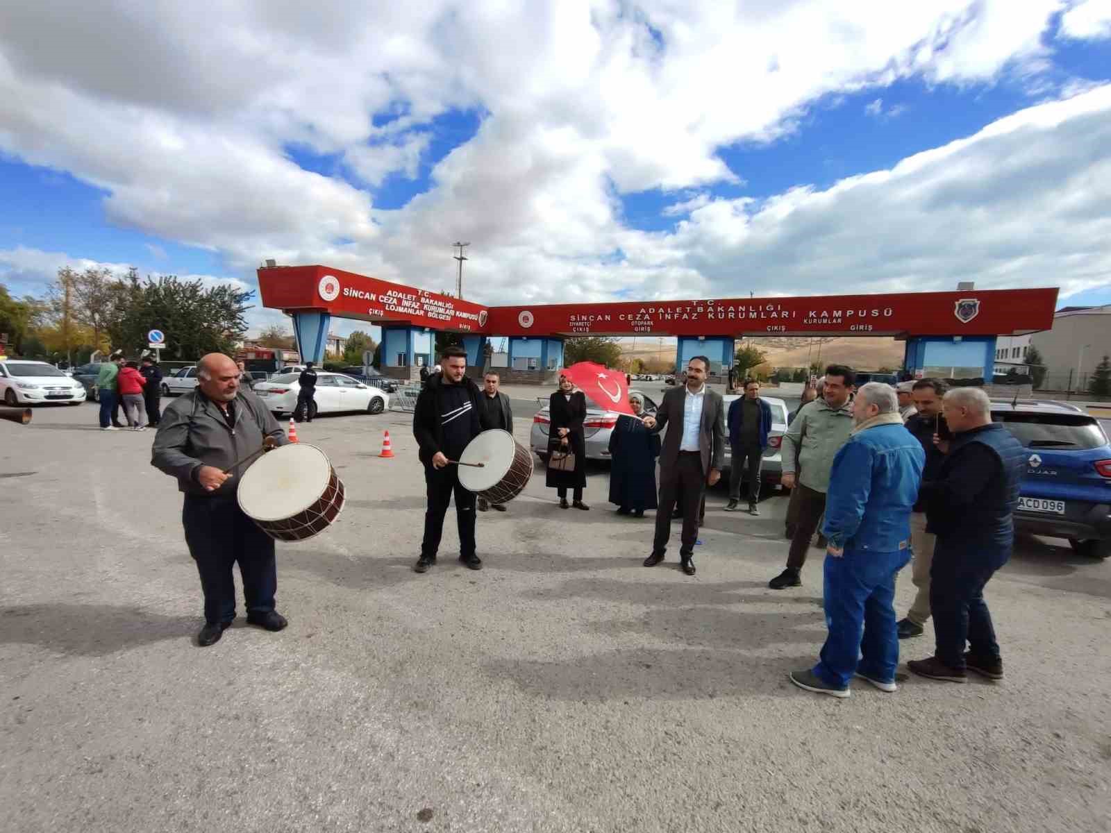 15 Temmuz gazileri Gülen’in ölümünü davul zurna ile kutladı
