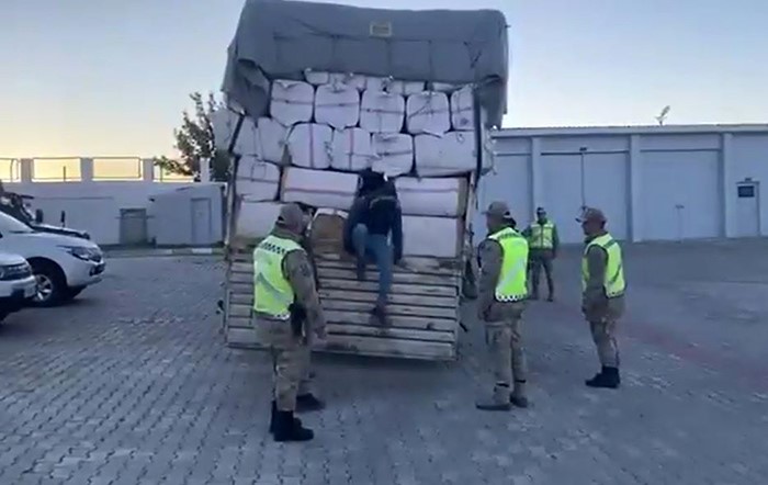 Saman balyası yüklü tırdaki zulada 36 düzensiz göçmen yakalandı