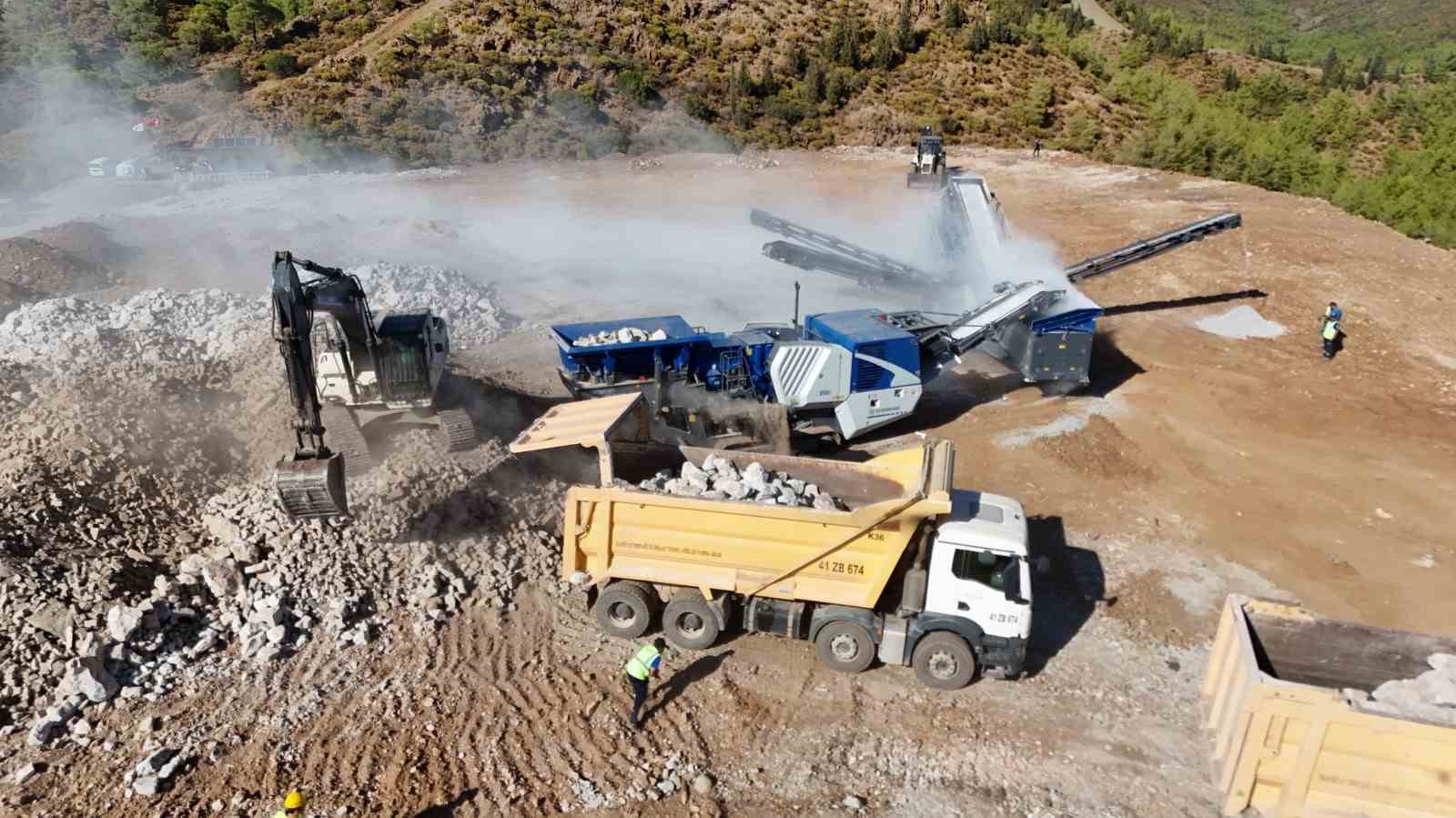 Muğla Büyükşehir Belediyesi’nden Marmaris’e mobil konkasör
