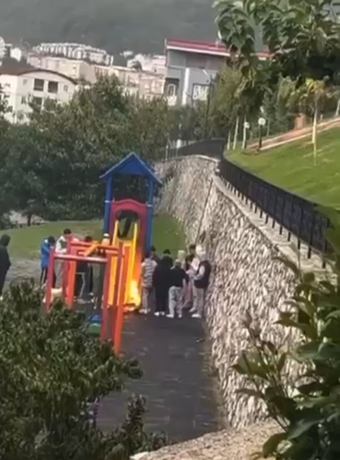 Çocuk parkında kaydırağı yakıp sohbet ettiler
