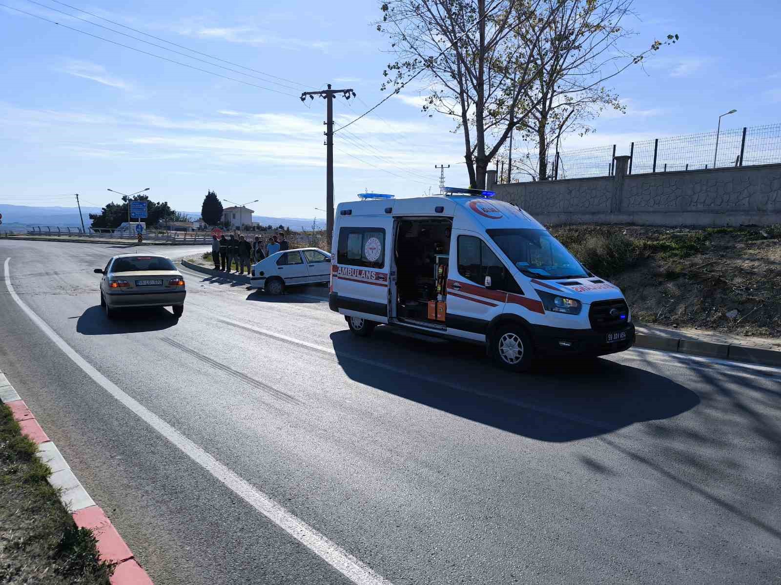 Önüne çıkan araca vurmamak için direksiyonu kırdı: 1 yaralı