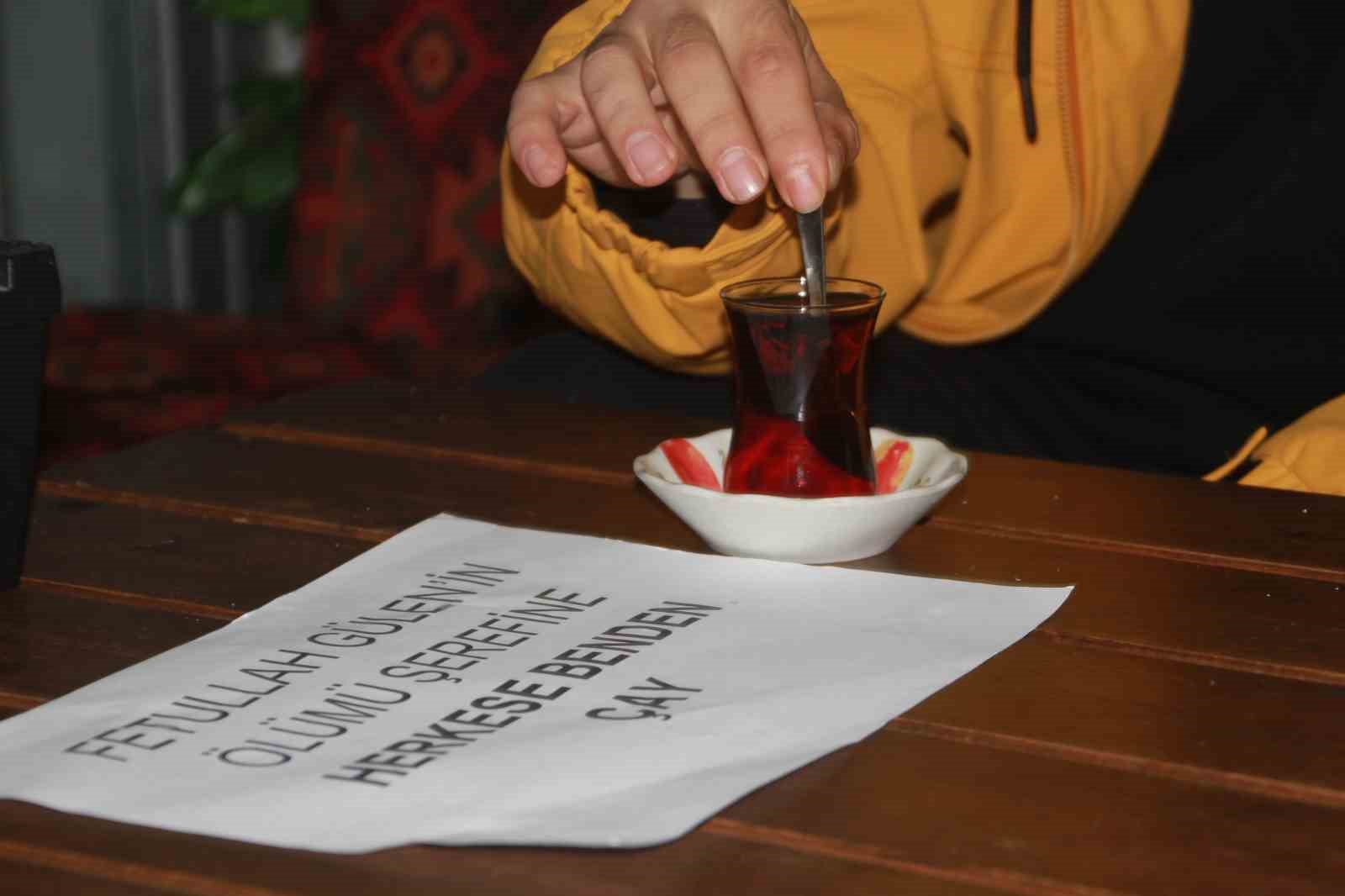 FETÖ elebaşının ölümüne sevinen esnaf çayları ücretsiz dağıttı