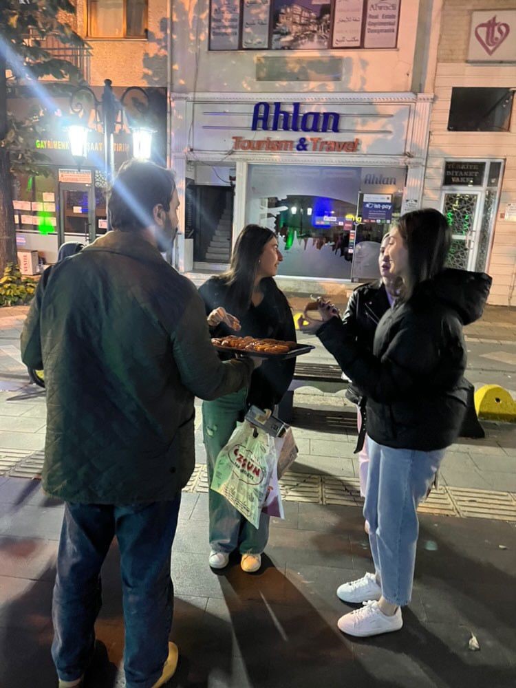 FET&Ouml; elebaşı G&uuml;len&rsquo;in &ouml;l&uuml;m&uuml; nedeniyle sokaklarda tatlı dağıttı 