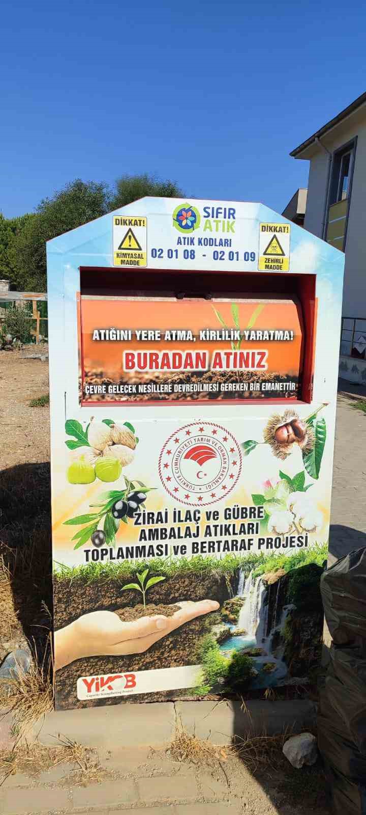 Didim&rsquo;de &ccedil;ift&ccedil;iler zirai ila&ccedil; ambalajlarını getirerek sıvı g&uuml;bre kazanıyor
