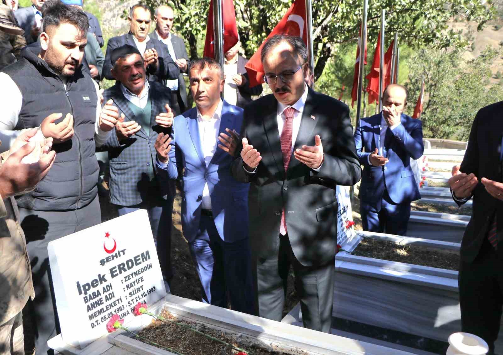 Siirt&rsquo;te 31 yıl &ouml;nce şehit edilen 22 sivil mezarları başında dualarla anıldı
