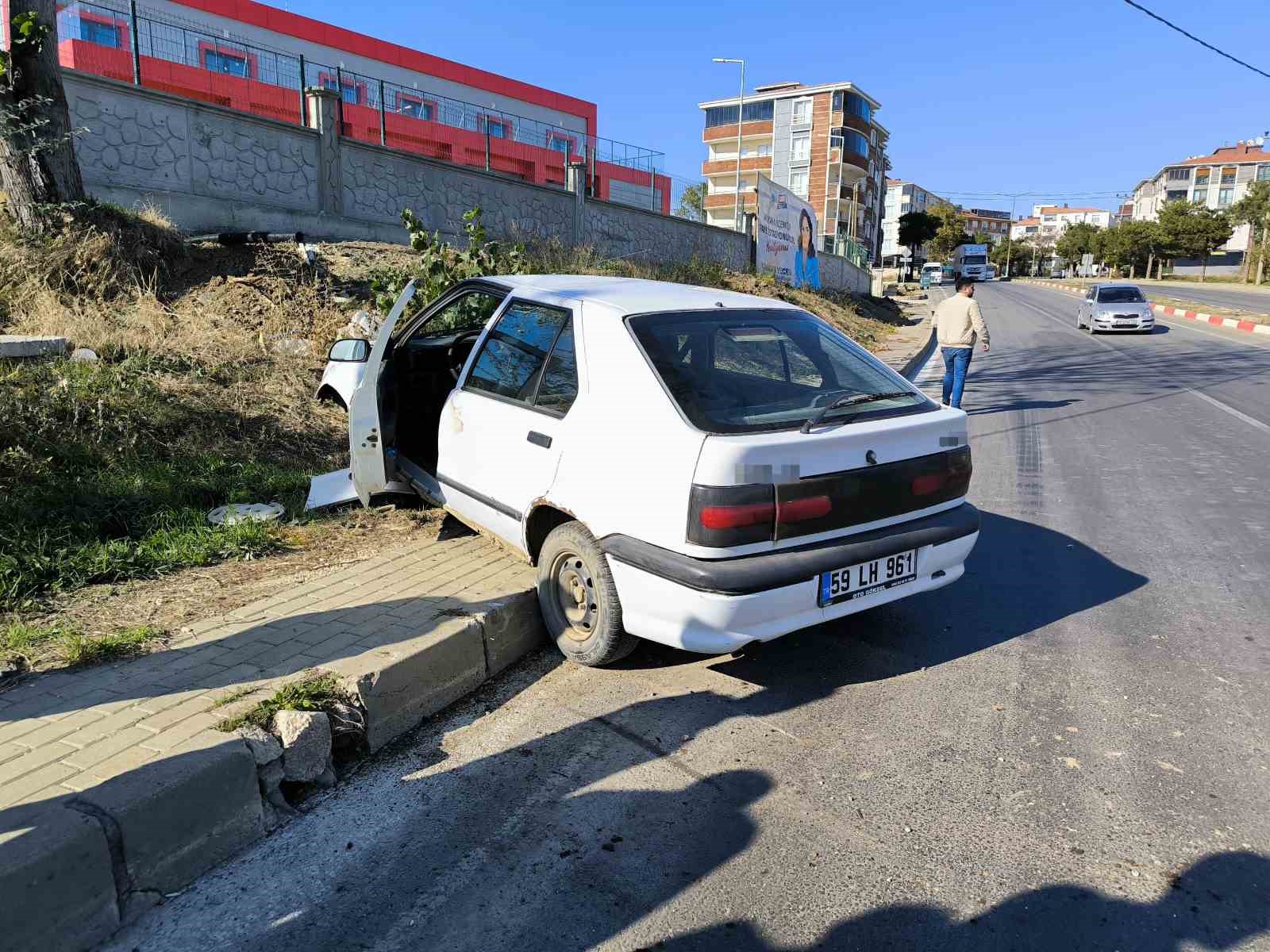 Önüne çıkan araca vurmamak için direksiyonu kırdı: 1 yaralı
