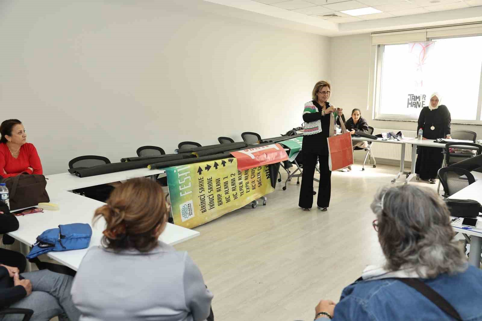 Atıklar, kadınların ellerinde rengarenk çantalara dönüştü