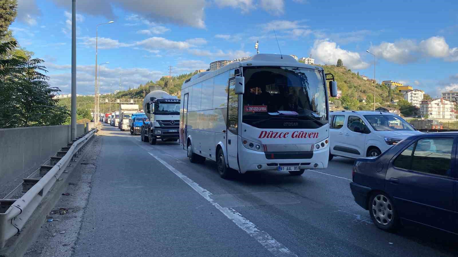 Kocaeli&rsquo;de feci kaza, tırın altına girdiler
