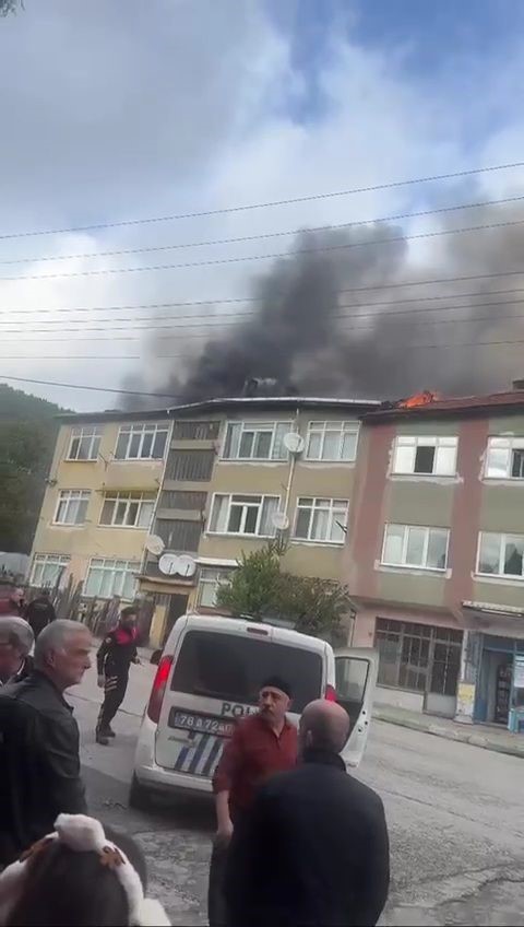 Karabük’te çatı katında korkutan yangın
