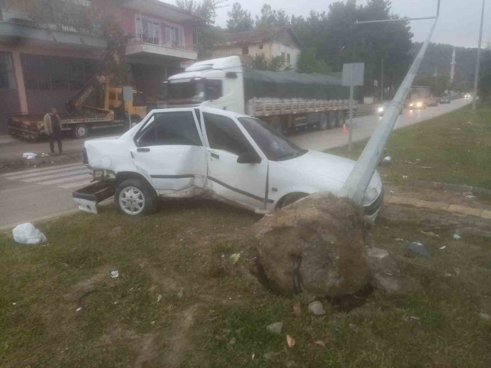 Amasya’da refüje dalan otomobil aydınlatma direğine çarptı: 1 yaralı