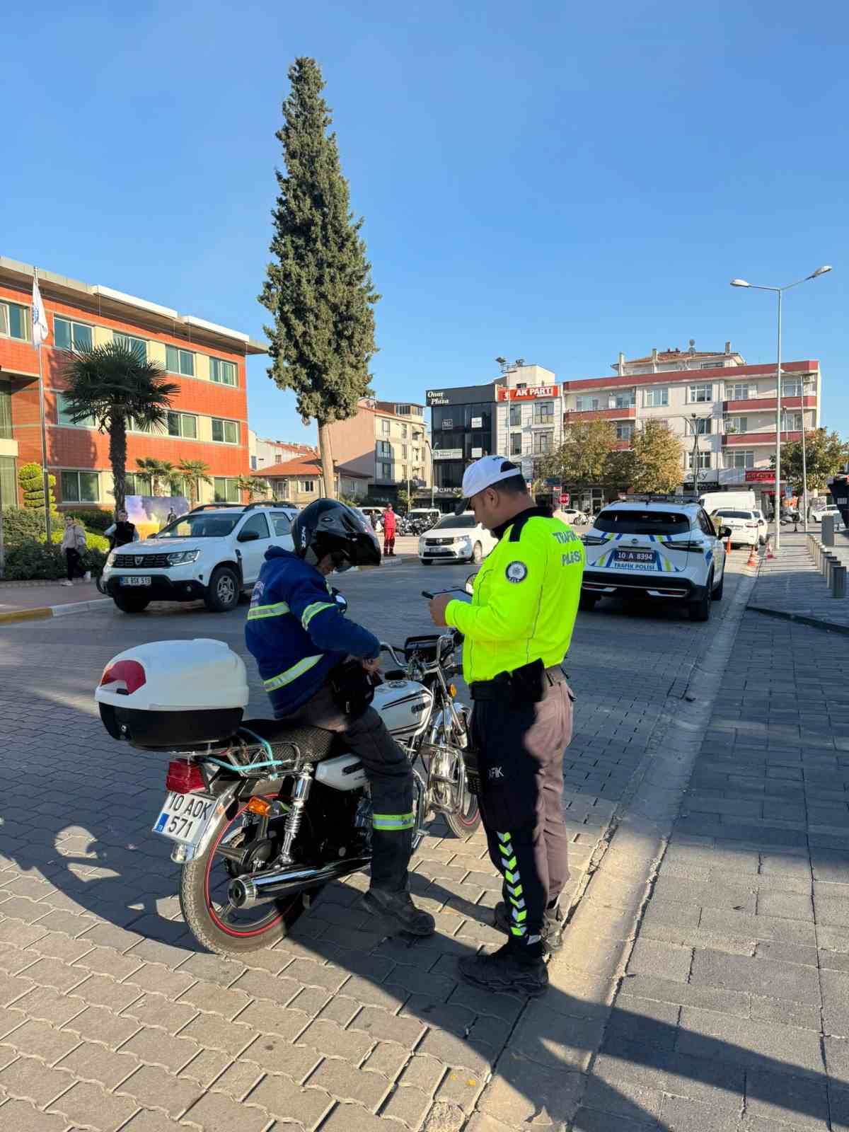 Gönen’de trafik denetimlerinde 48 araç kontrol edildi, 9 araca ceza yazıldı
