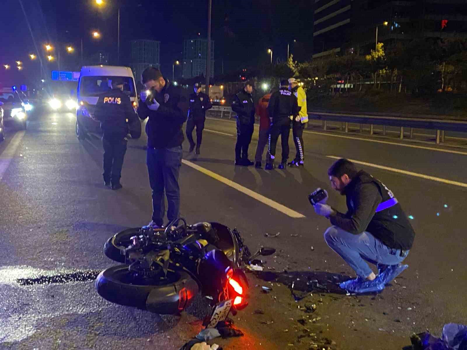 Esenler TEM Otoyolu’nda feci kaza... Motosiklet asfalt yenileme aracına çarptı: 1 ölü