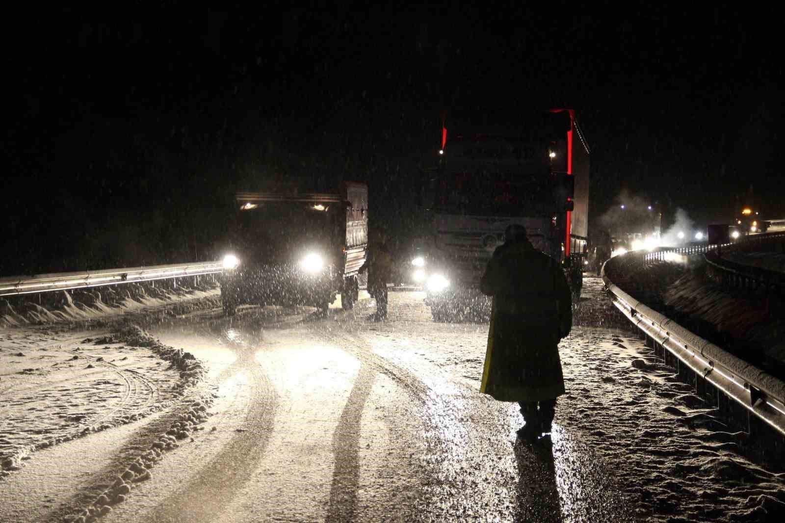 Sakaltutan Geçidinde tipi ve buzlanma etkili oldu