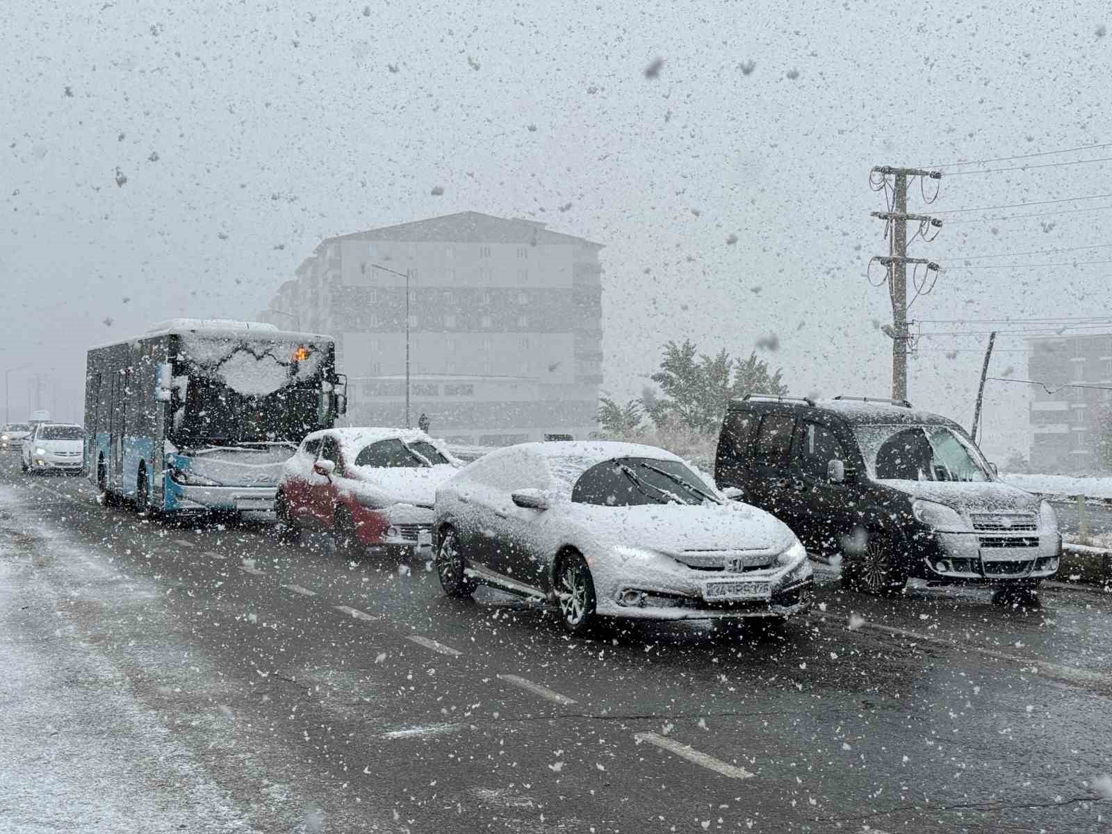 Bitlis’e mevsimin ilk karı yağdı
