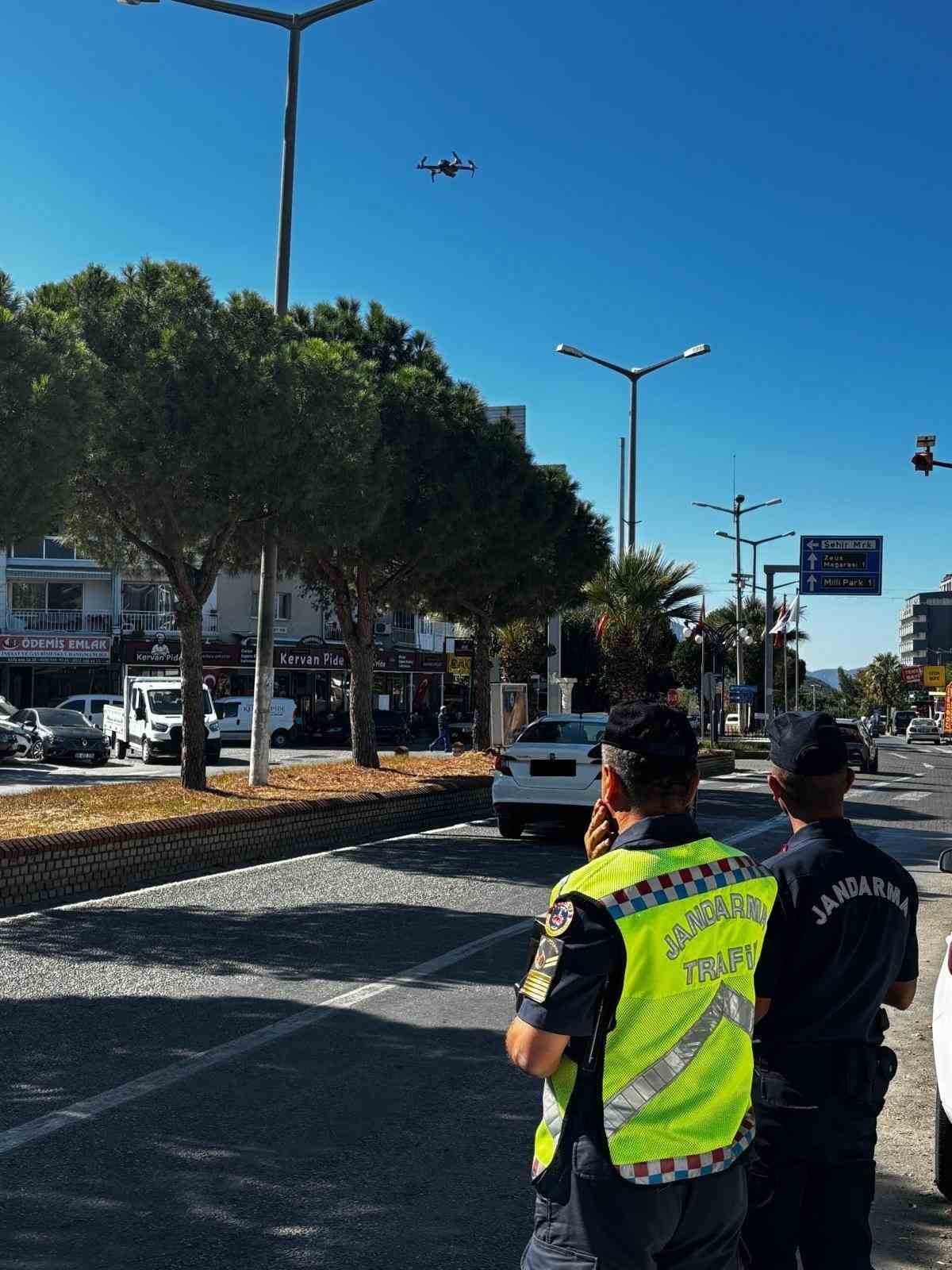 Kuşadası jandarmasından hava destekli trafik denetimi