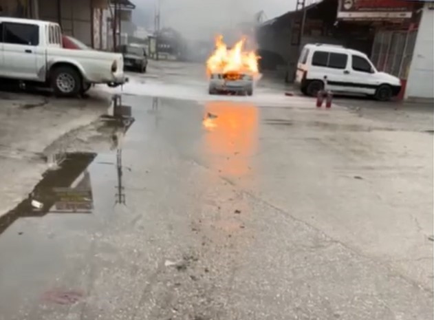 Tokat’ta muayeneye götürülen otomobil kül oldu