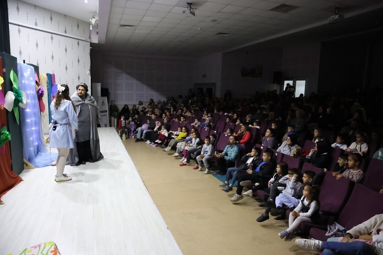 Yetişkinler ve çocuklar tiyatro ile eğlendi
