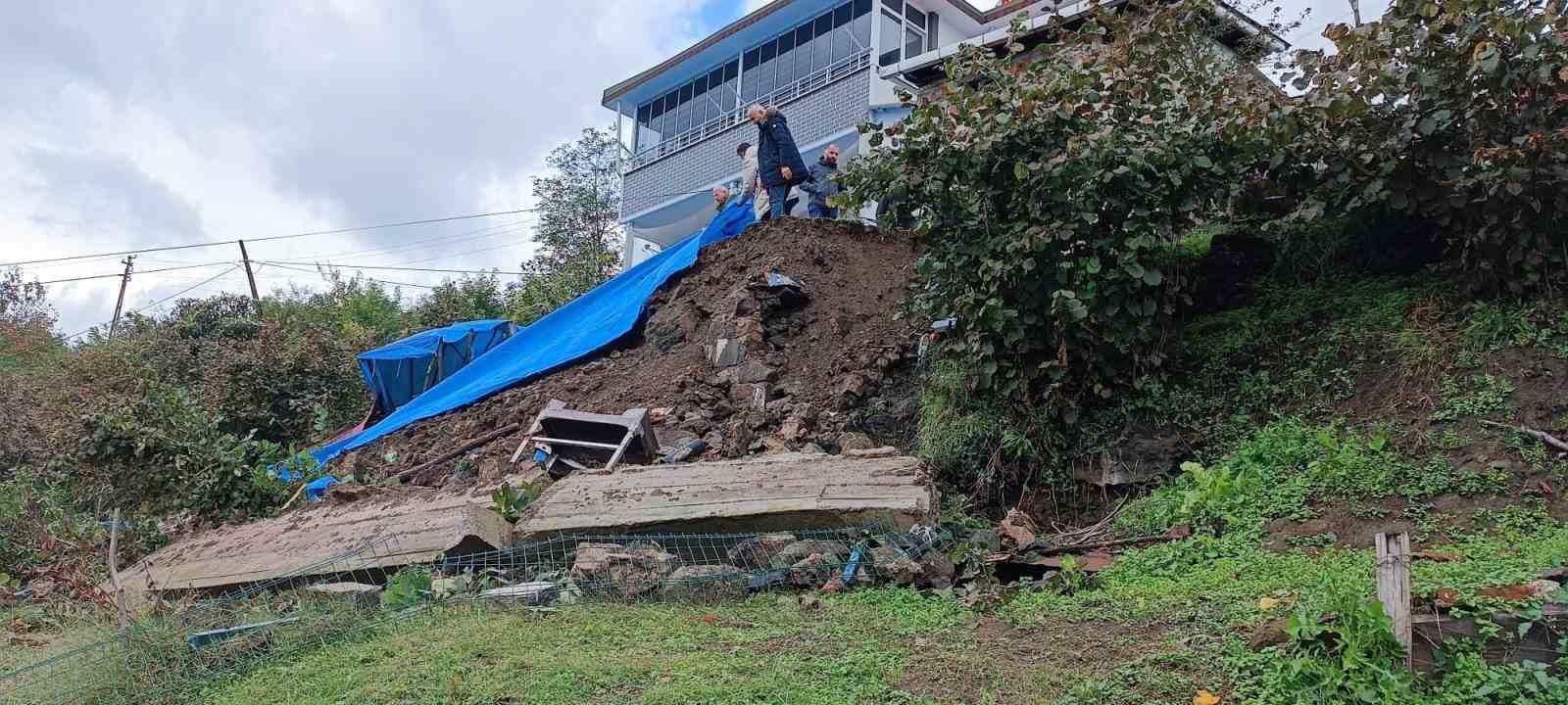 Ordu’da sağanak nedeniyle istinat duvarı yıkılan ev boşaltıldı