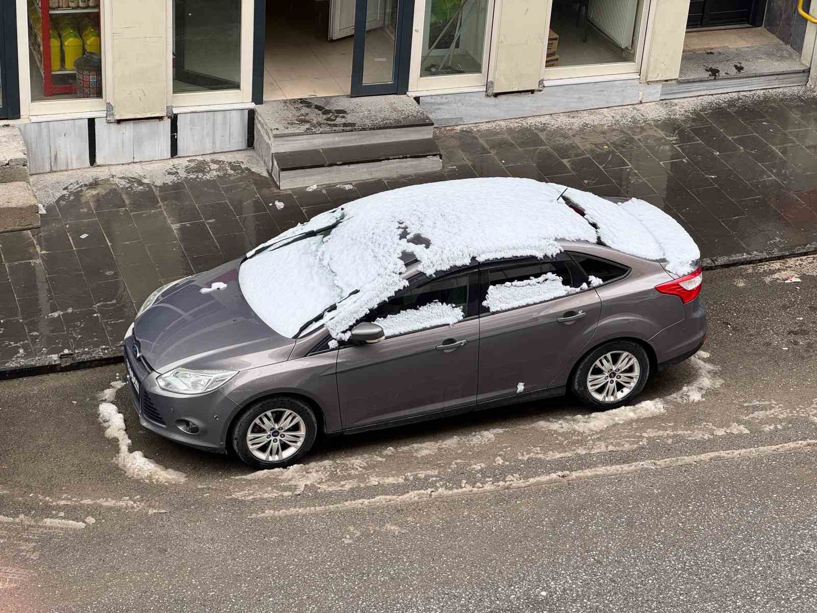 Tatvan’da mevsimin ilk karı yağdı
