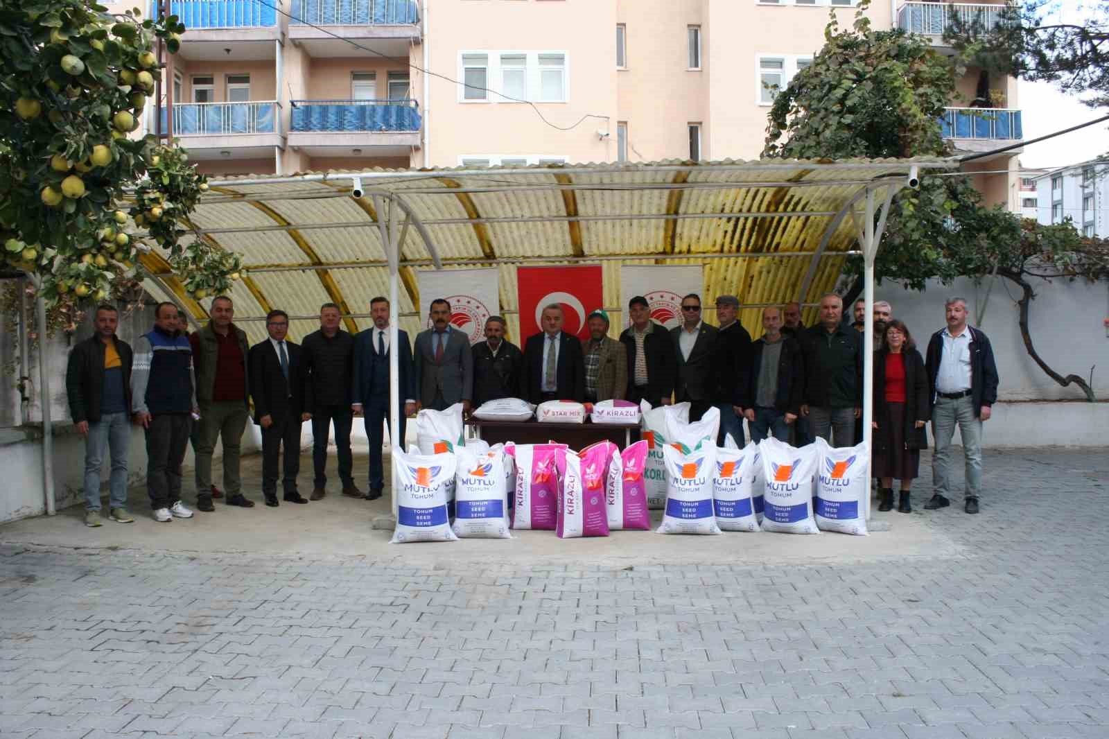 Bozüyük’te çiftçilere yem bitkisi tohumu dağıtıldı