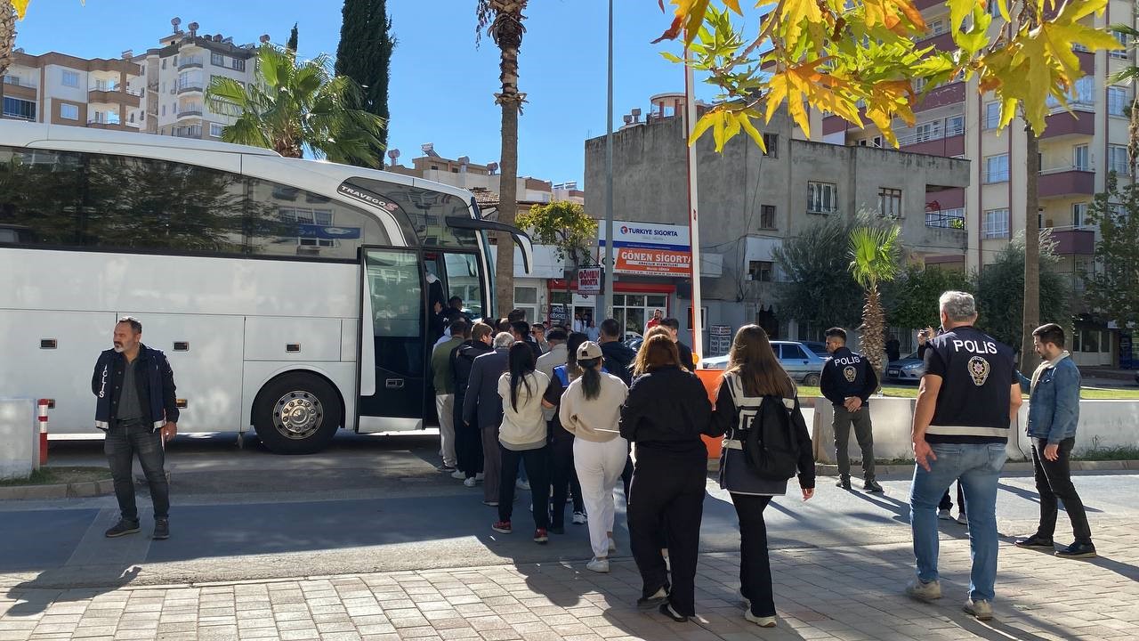 Kocaeli merkezli "nitelikli dolandırıcılık" operasyonunda Adana’da 14 şüpheli gözaltına alındı
