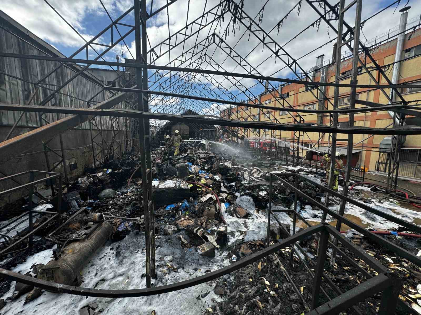 Gaziosmanpaşa’da halı sahadan iş hanına sıçrayan yangın söndürüldü
