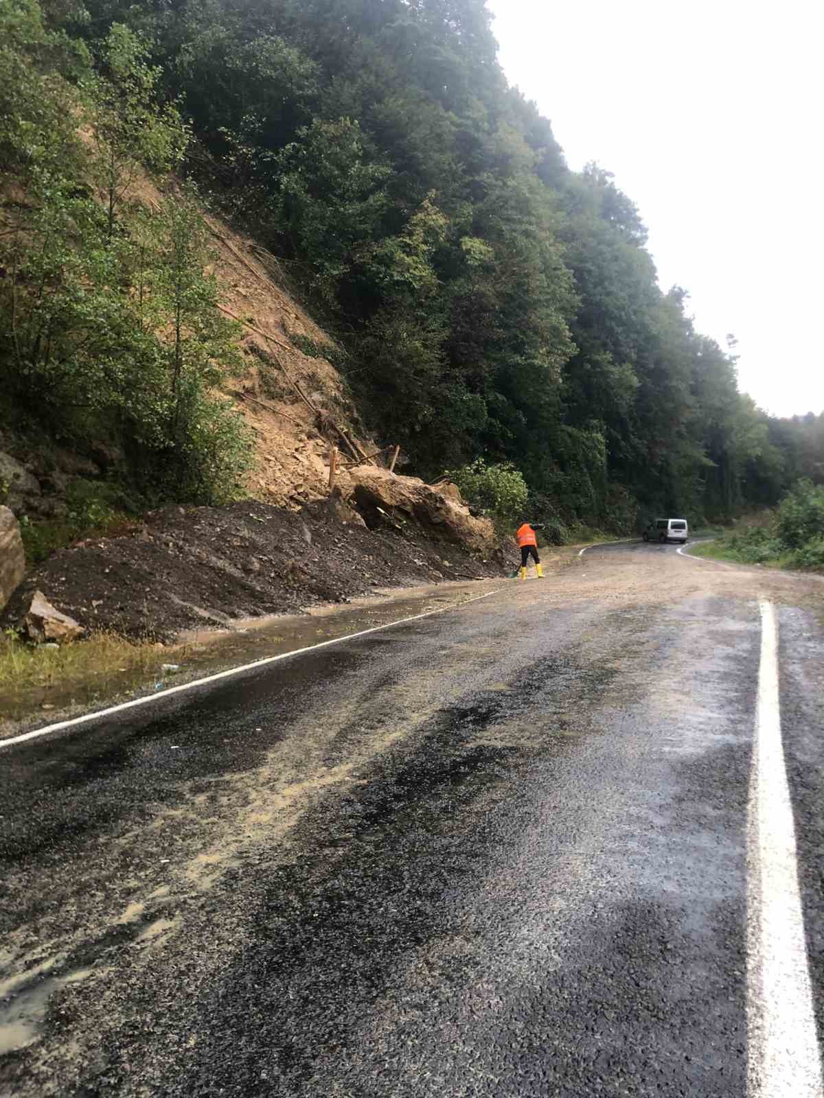 Heyelan nedeniyle kayaların kapattığı yol ulaşıma açıldı
