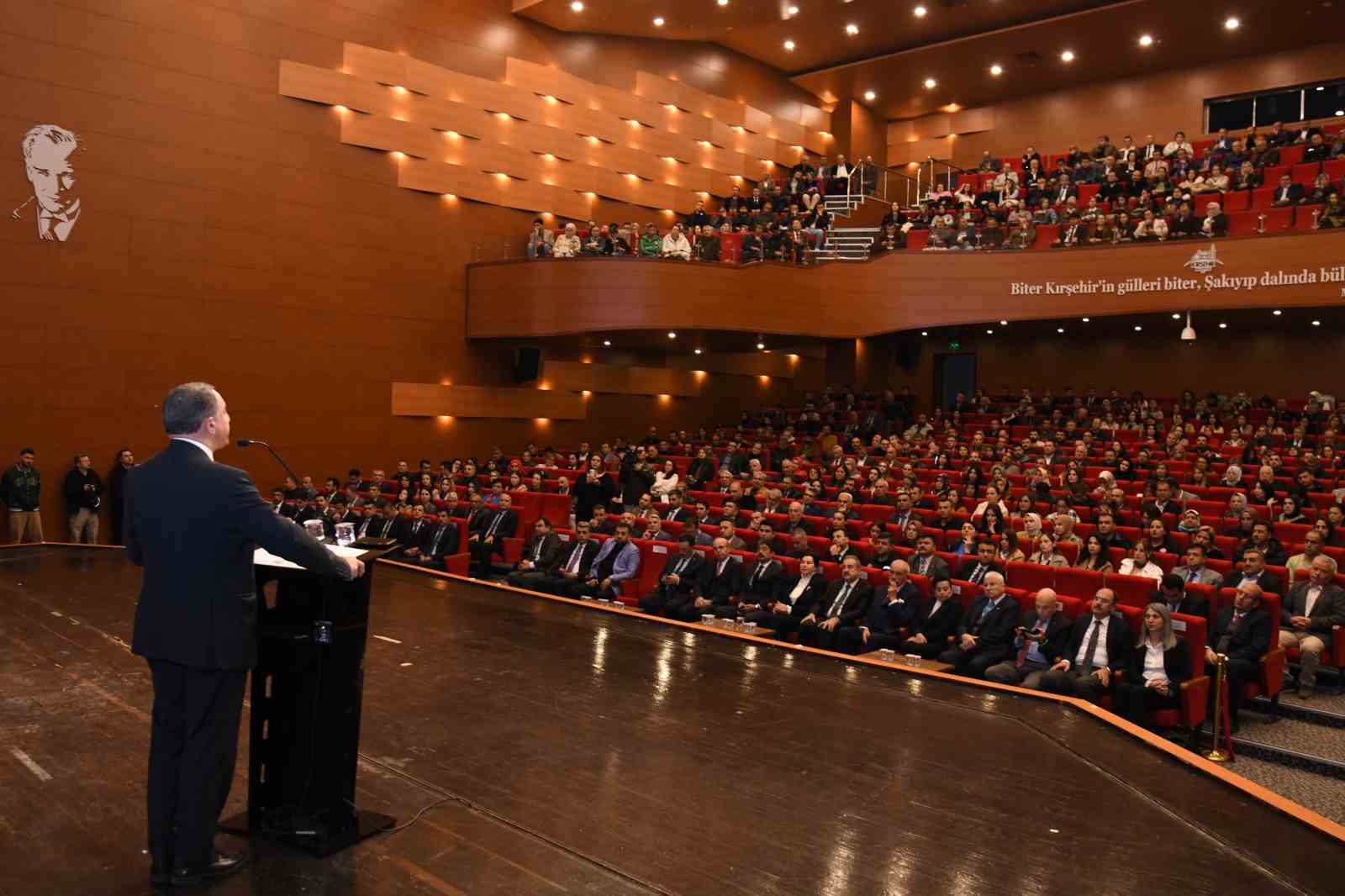 Karahocagil, &quot;Kamu hizmeti görevi belli bir süreliğine emaneten verilir&quot;