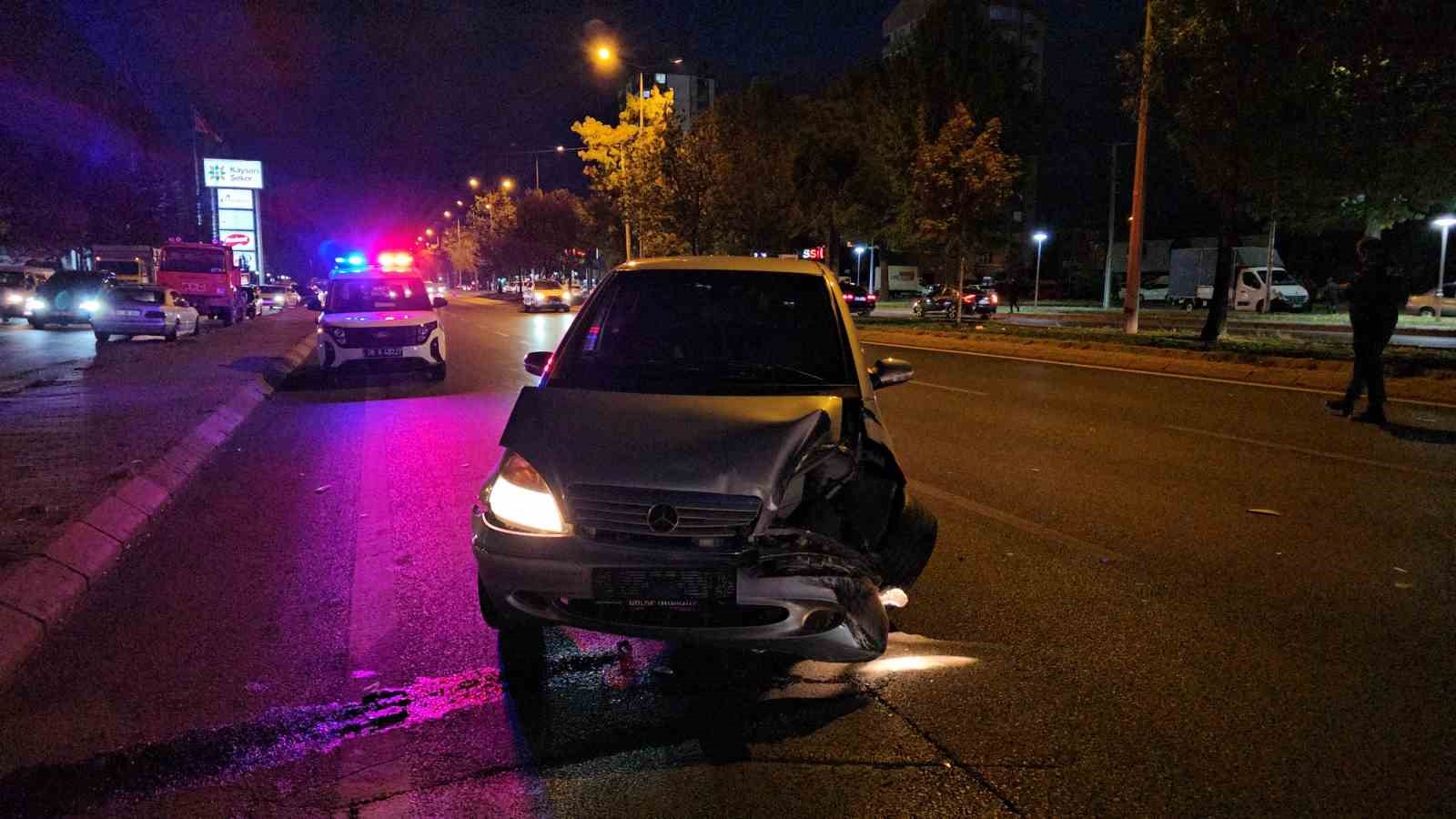 Otomobille çarpışan işçi servisi yan yattı: 2 yaralı
