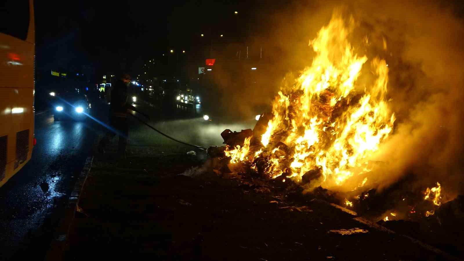 Antalya’da geri dönüşüm kamyonundaki atıklar alev aldı, dumanlar sürücülere zor anlar yaşattı