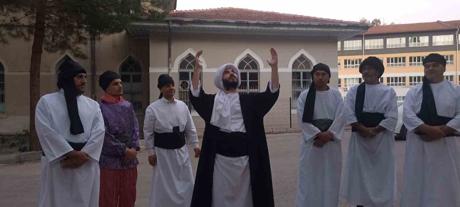 Ahilik teşkilatına girmeye hak kazanan &ccedil;ıraklar şedlerini kuşandı
