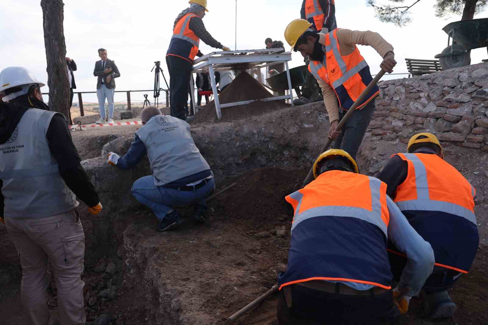 Diyarbakır’da MÖ. 3400 yıla ait silindirik mühür sergilendi
