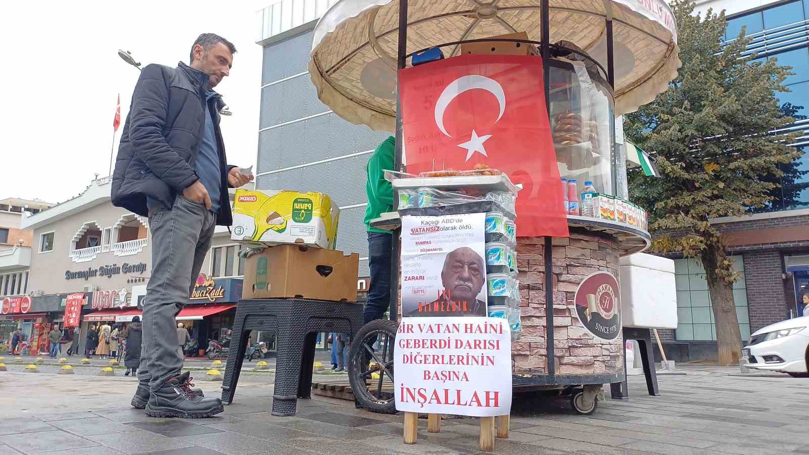 Simitçi, Fethullah Gülen’in ölümünü tatlı dağıtarak kutladı