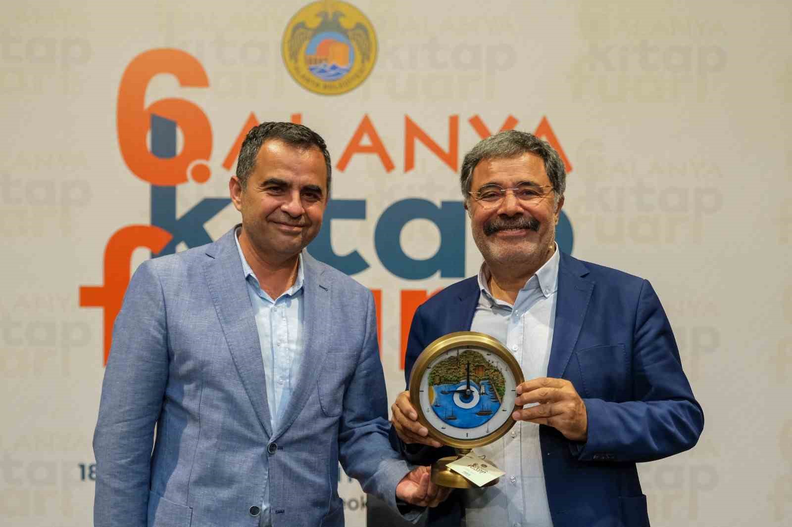 Alanya Kitap Fuarı’na büyük ilgi